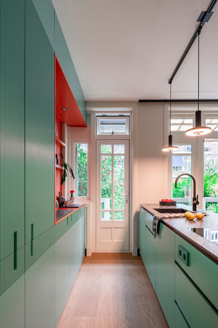 maatwerk keuken met kunststof bladen smaragdgroen, ribbels RIVA en kunststof blad terrazzo