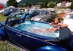 VW_Maggiolone_piscina