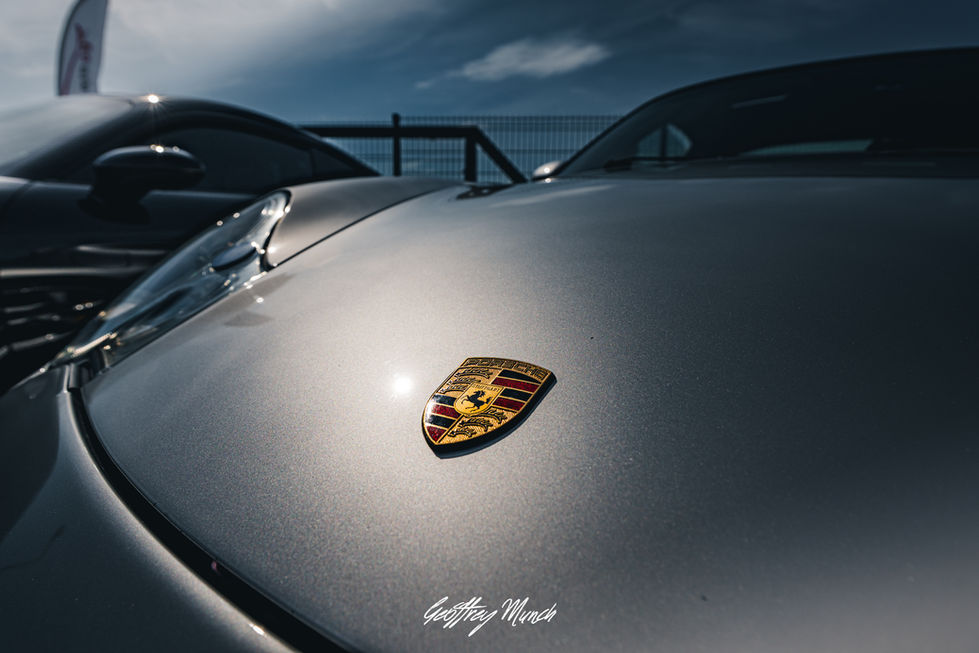 Logo Porsche sur le capot d'une voiture de collection photographié par Geoffrey Munch | Porsche emblem on a classic sports car photographed by Geoffrey Munch