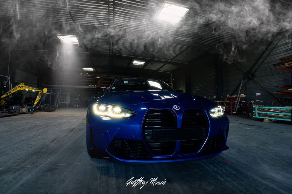Face avant de la BMW M3 Competition éclairée de manière cinématographique photographiée par Geoffrey Munch | Cinematic front view of the BMW M3 Competition photographed by Geoffrey Munch