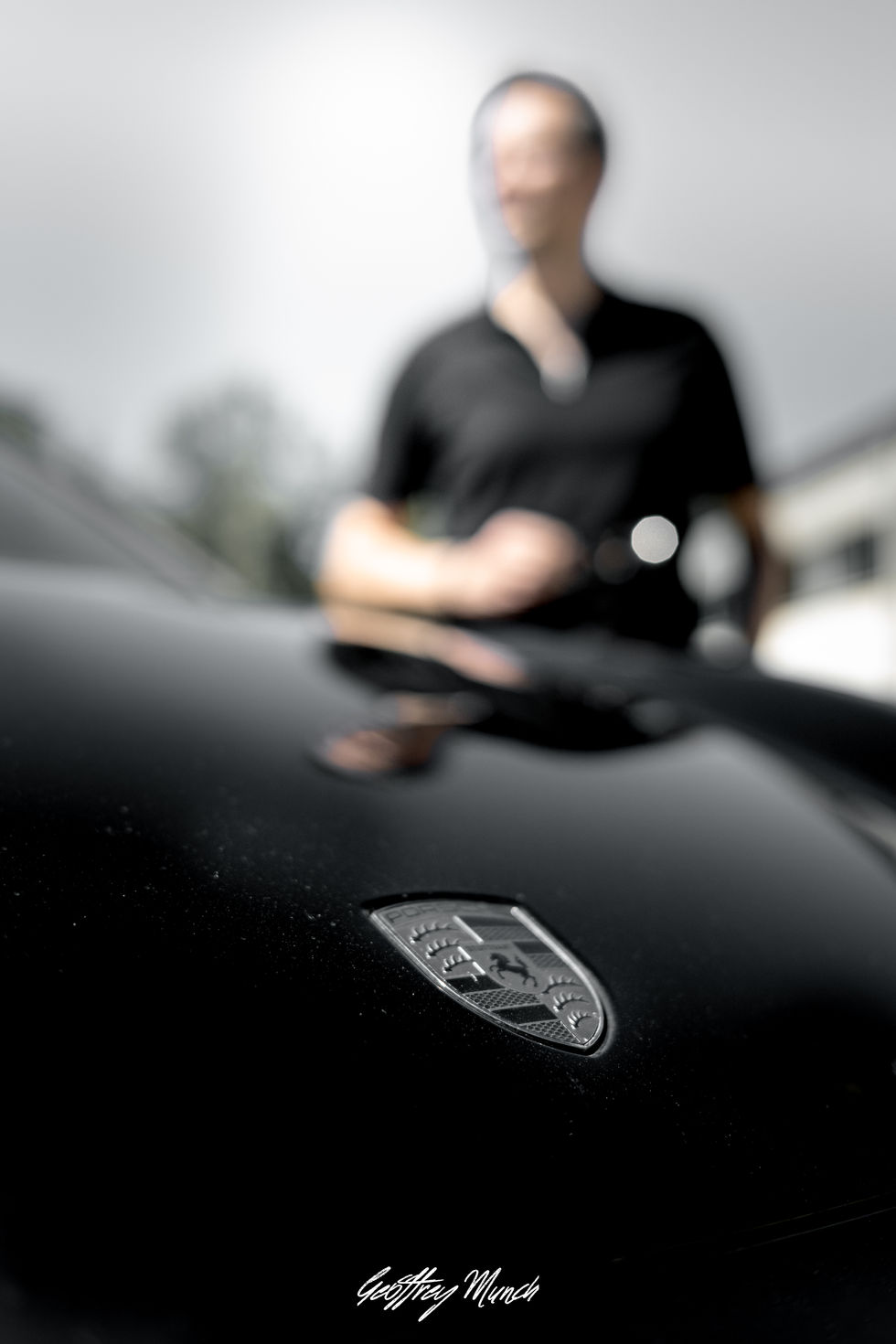 Homme élégant devant une Porsche lors d'un shooting lifestyle premium en Alsace