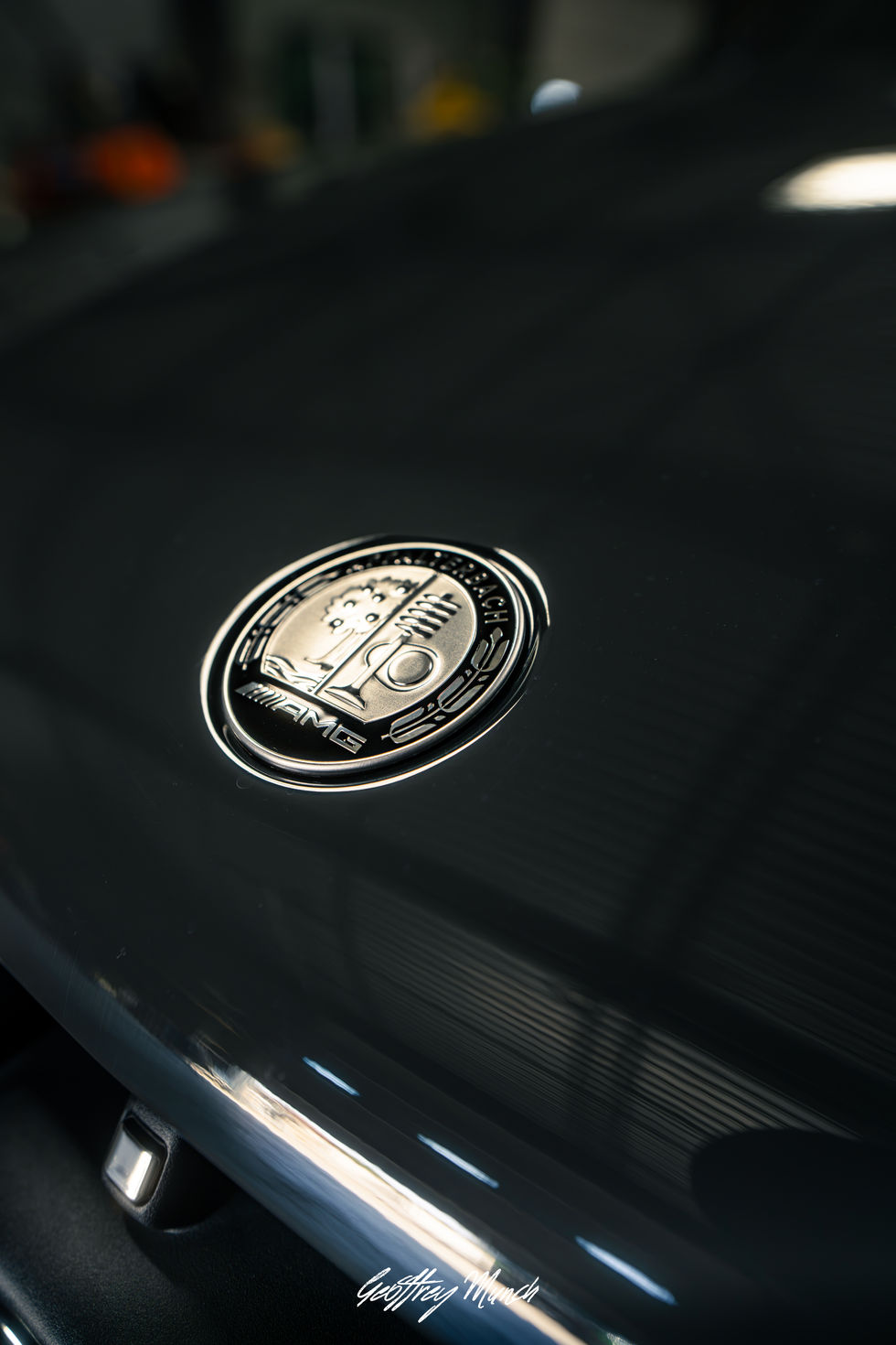 Détail de l'emblème AMG Affalterbach photographié par Geoffrey Munch | Close-up of the AMG Affalterbach emblem photographed by Geoffrey Munch