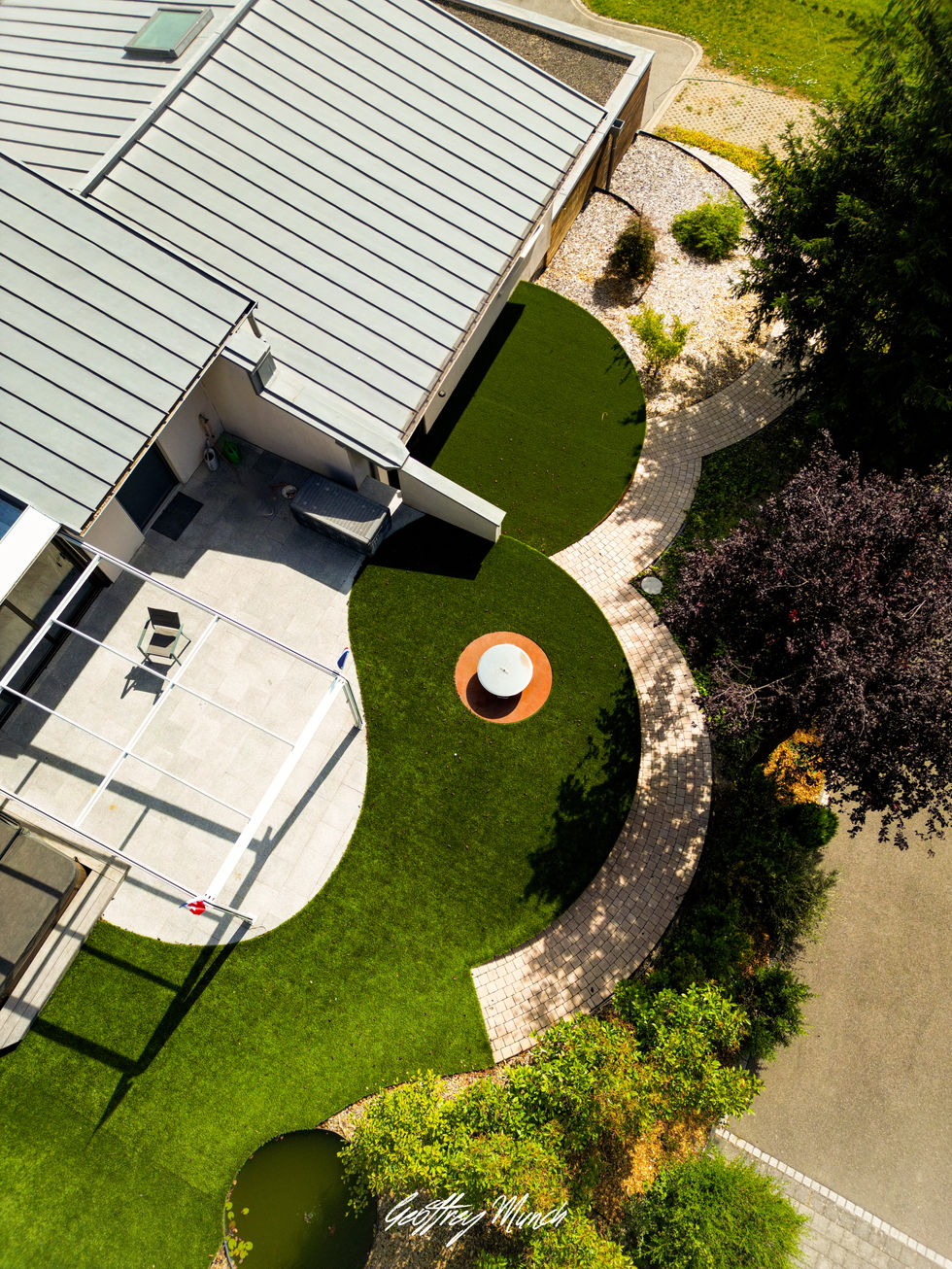 Vue drone d'un jardin contemporain conçu par Uni-Vert en Alsace photographiée par Geoffrey Munch | Drone view of a contemporary landscaped garden by Uni-Vert photographed by Geoffrey Munch