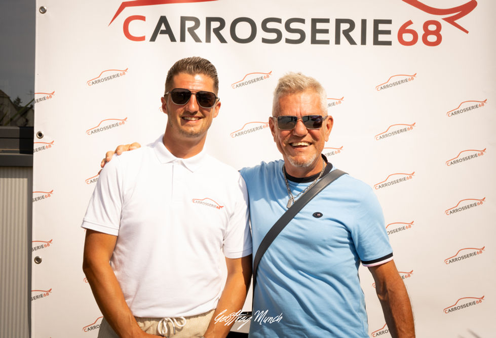 Dirigeant de Carrosserie 68 accueillant ses invités photographié par Geoffrey Munch | Carrosserie 68 owner welcoming guests photographed by Geoffrey Munch