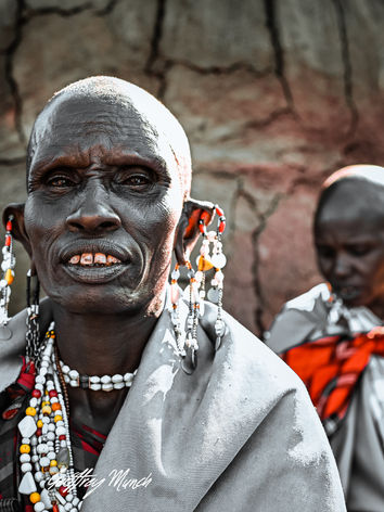 Maasai woman portrait in Tanzania by Geoffrey Munch | Portrait d'une femme Massaï en Tanzanie par Geoffrey Munch