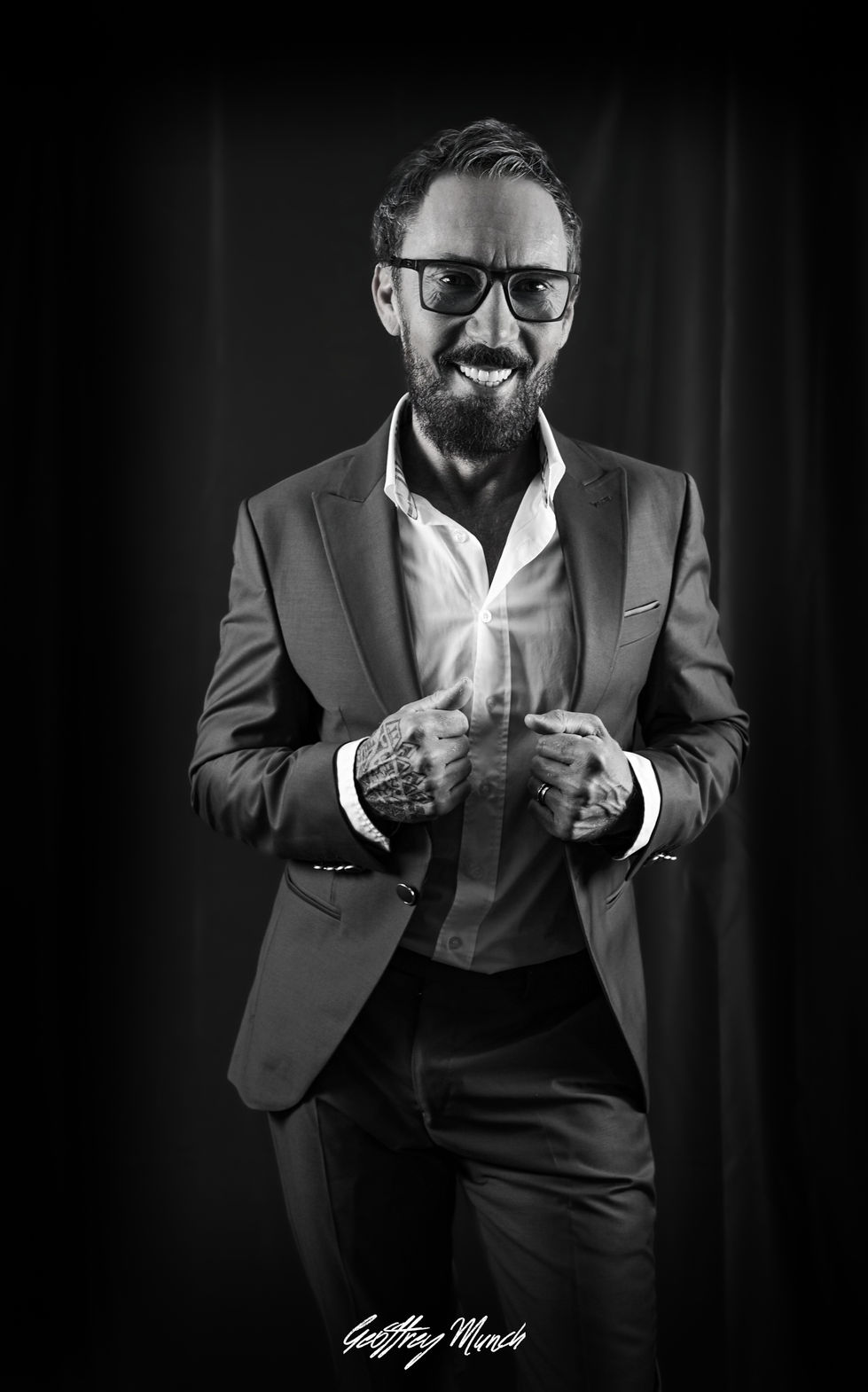 Portrait corporate de Christophe ajustant sa veste photographié par Geoffrey Munch | Executive portrait of Christophe adjusting his jacket photographed by Geoffrey Munch