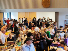 Intensives Flohmarkt-„Gewühl“ beim „Flohmarkt für alle“ am 06. September 2025