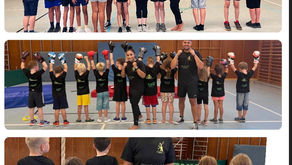 Neues Outfit für die Kinder vom Therapeutisches Boxen – Spende der EASY-Apotheke, Dank an Oliver Eic