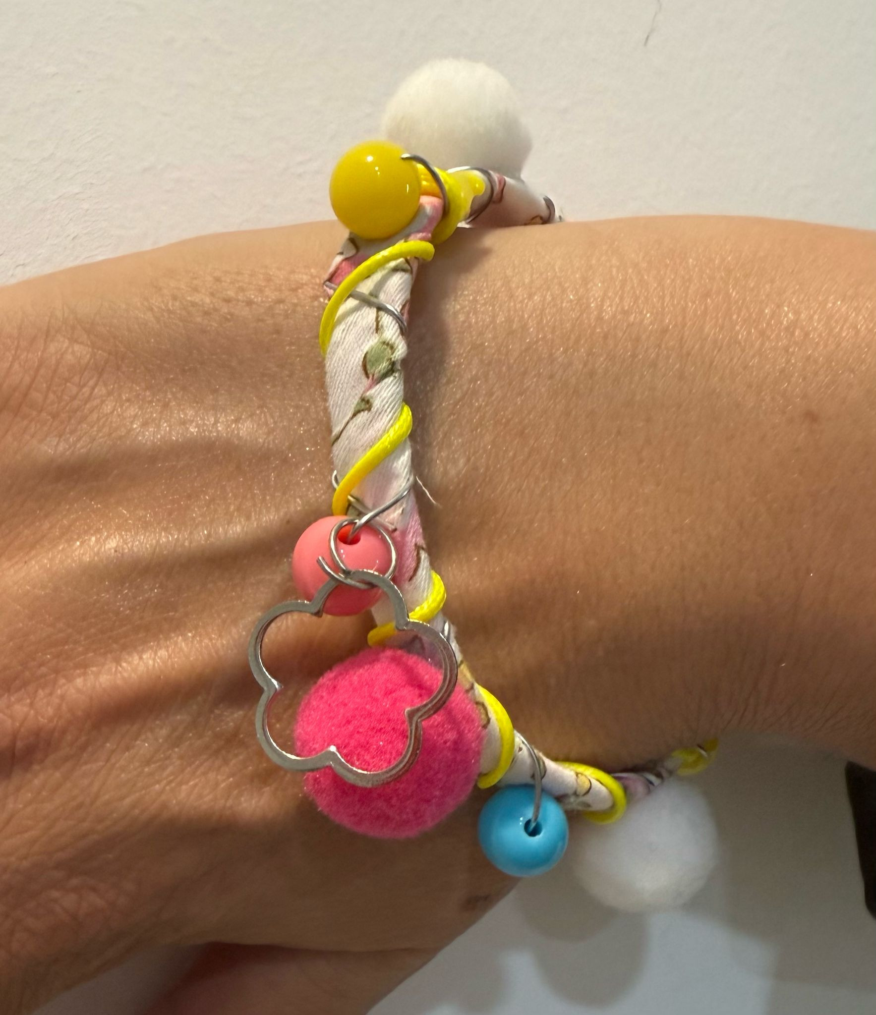 Pulseira feita manualmente