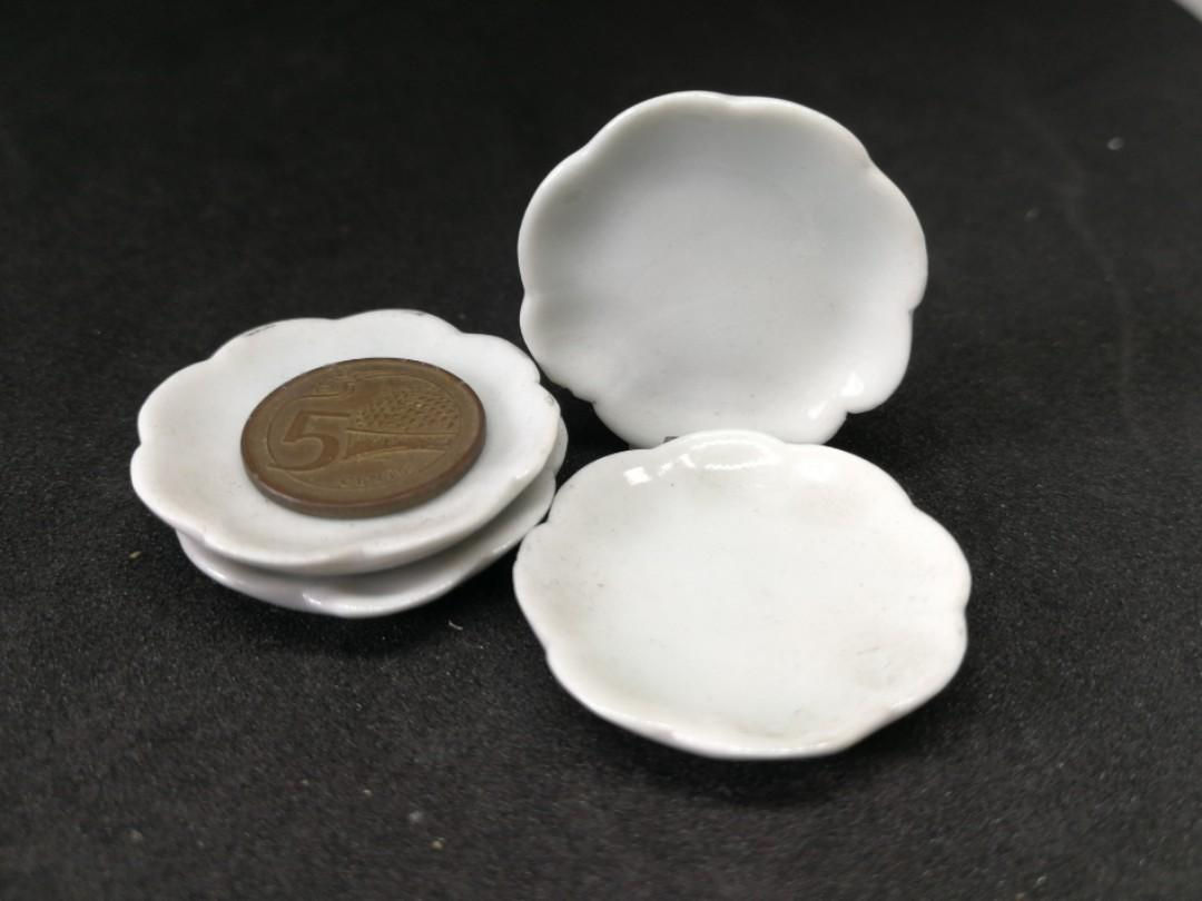 PLT09A : 4pcs of 2.8cm wavy edge white plate