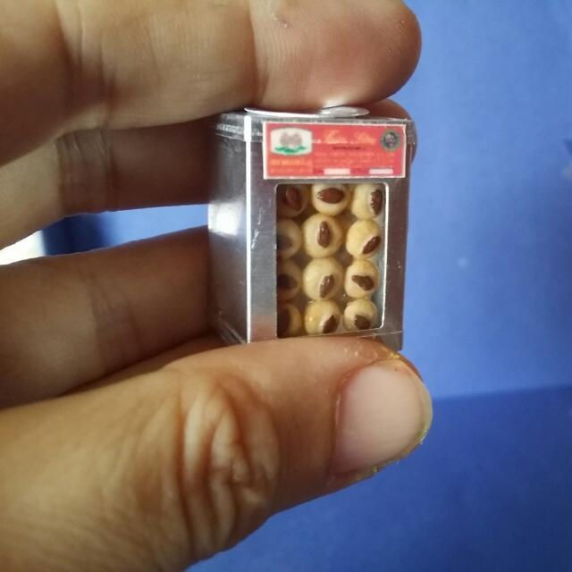 Thumbnail: A tin of biscuits