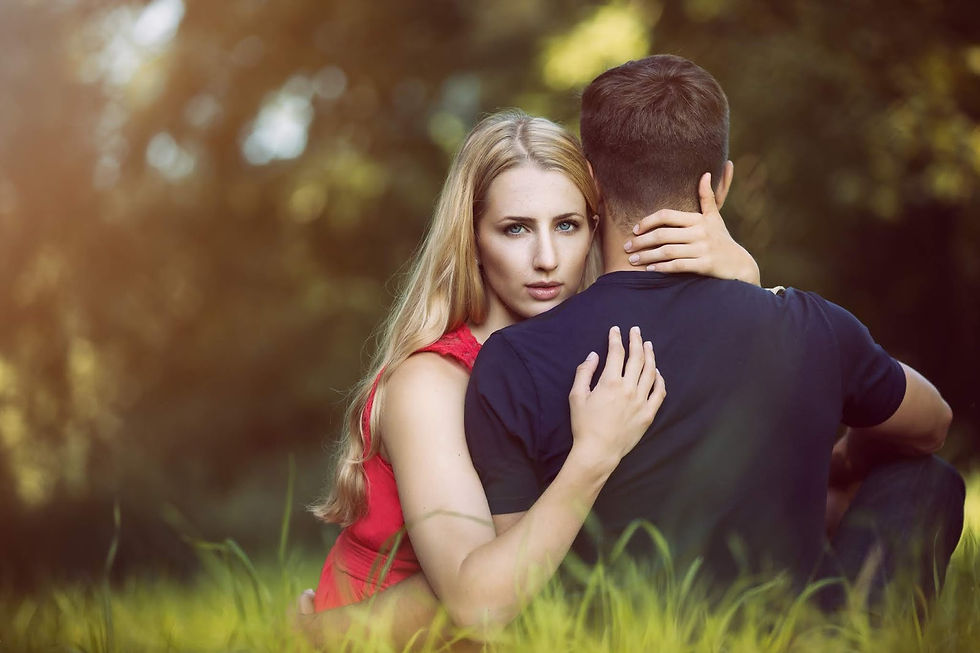 Una pareja abrazándose pero solo se ve el rostro de la mujer