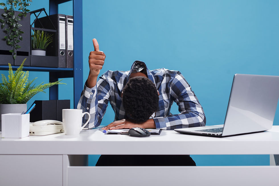 Un trabajador muy cansado, tratando de poner la mejor actitud con posible Bornout