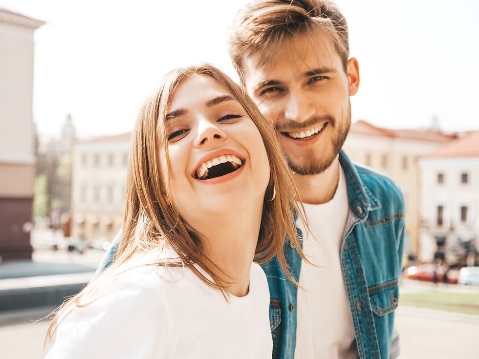 Chicos sonriendo y reflejando felicidad