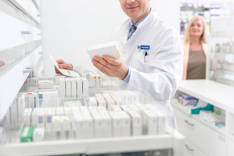 Le pharmacien organise les médicaments
