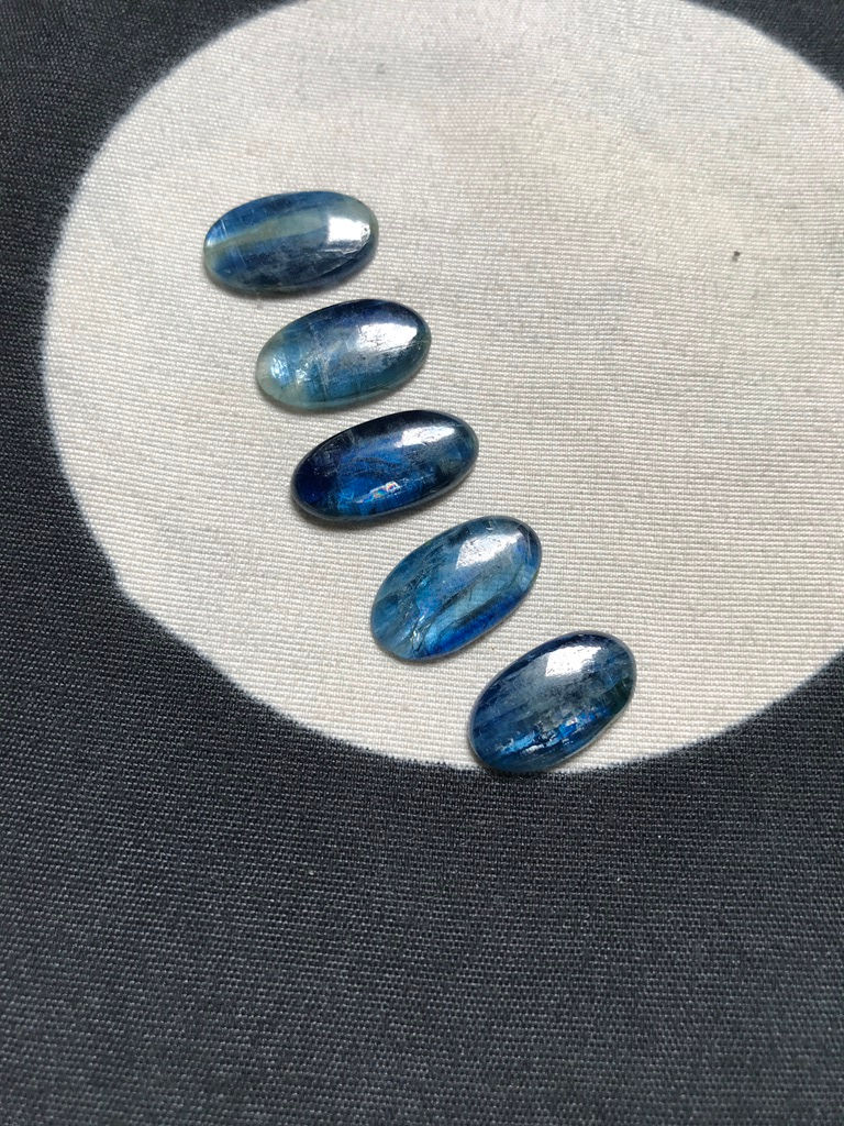 サムネイル： Blue Kyanite Power Flash Cabochon 5 Piece Size 18-17 MM Approx