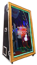 Location photobooth miroir Yvelines (78) chez FESTY FUN : Expérience premium avec miroir tactile, tapis rouge et poteaux. Personnalisez et partagez vos photos, galerie en ligne pour un effet WOW !
