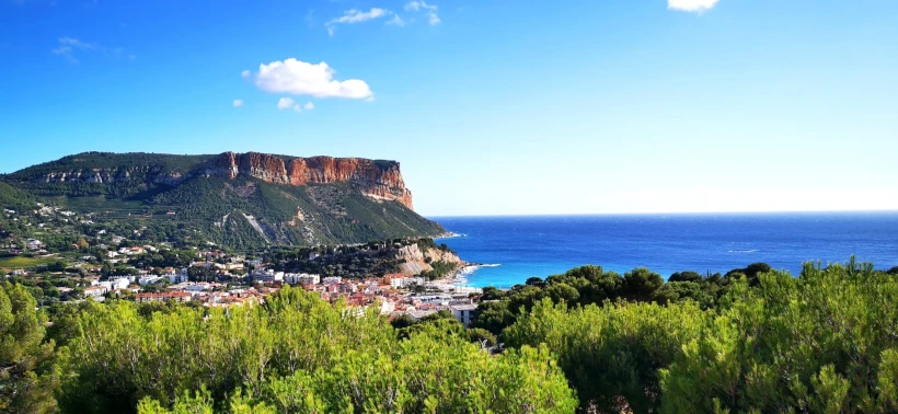 Investir dans une location saisonnière de charme en Provence : rentabilité, fiscalité et gestion clé en main