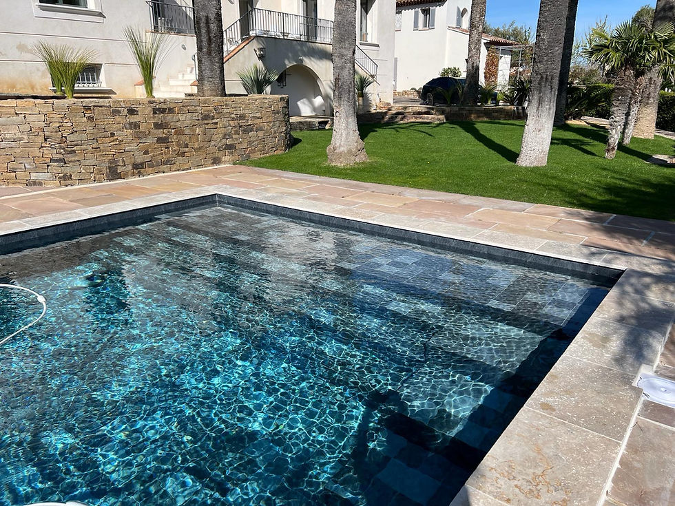 Les 7 avantages du PVC armé qui révolutionnent l'étanchéité des piscines