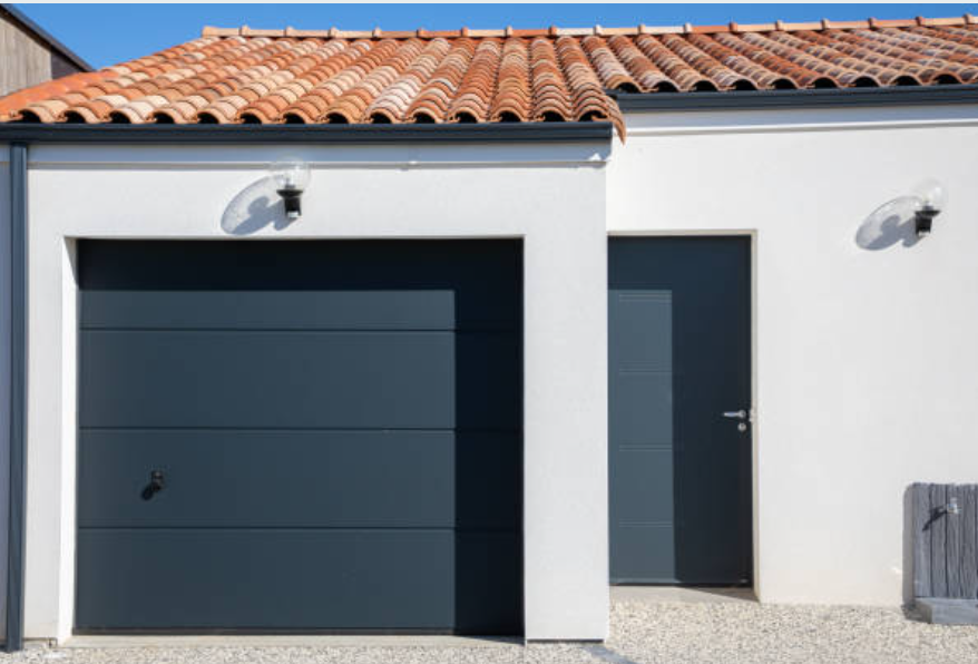 Porte de garage sectionnelle à Aubagne et Aix : motorisation, isolation et tarifs 2026