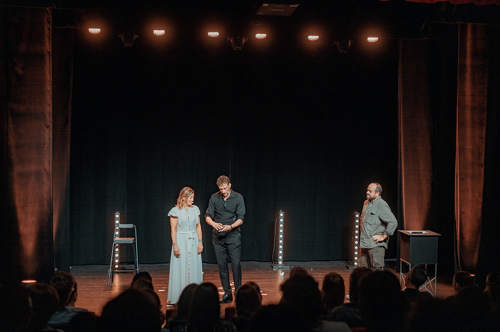 Animation mentalisme soirée corporate dans une grande salle de réception moderne : mentaliste élégant en costume sombre réalisant un numéro de lecture de pensée devant un petit groupe de cadres surpris et amusés, ambiance networking chic avec lumière chaude et décor haut de gamme. Image photo-réaliste, style photo d’événement d’entreprise, aucun texte, aucun logo, aucun chiffre, aucune lettre visibles dans l’image.