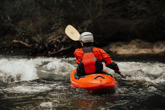 Préparation mentale en kayak d'eaux vives : gérer la peur du rapide, lire la rivière et garder le sang-froid