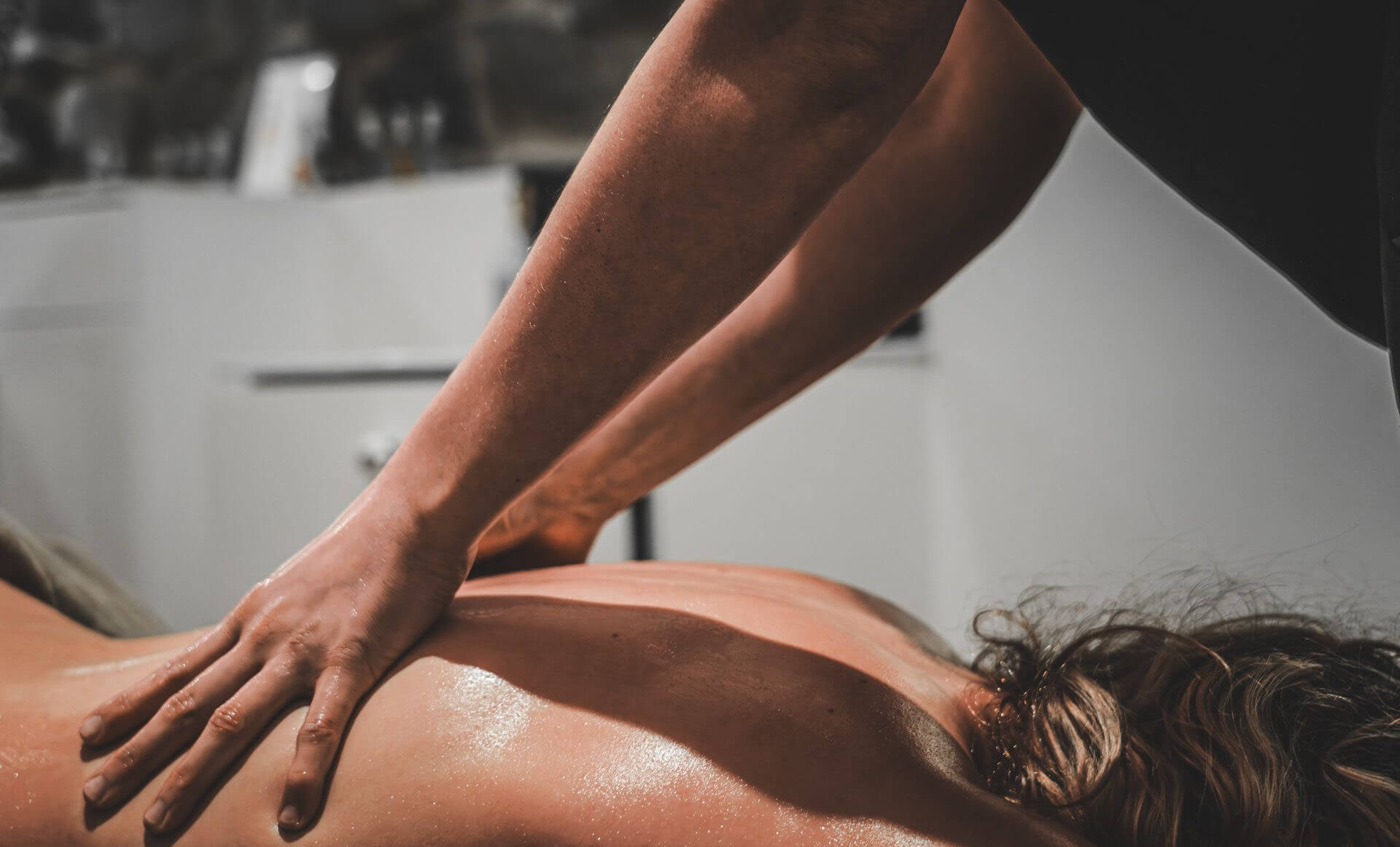 Soin du dos profond au Spa Le Mont Anis : massage cible des trapezes et lombaires (Puy-en-Velay 2026)