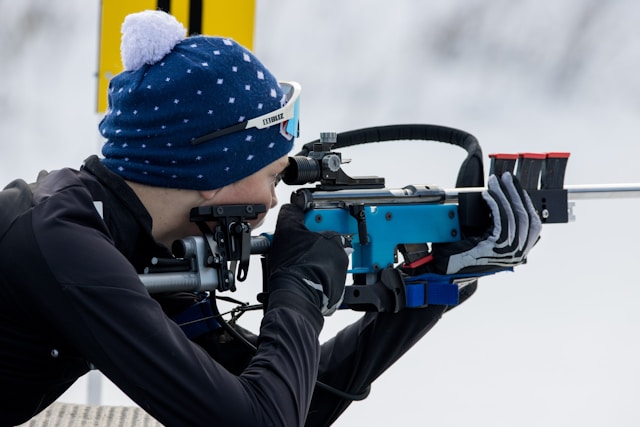 Préparation mentale en biathlon : rebondir après un tir manqué, stopper la spirale du doute et garder le focus au pas de tir