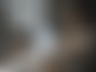 immagine di una Persona seduta al tavolo con un laptop, la to-do list che si allunga a dismisura.