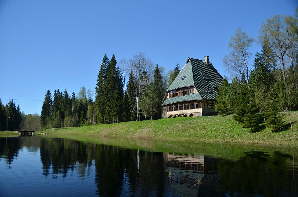 Tagametsa jahiloss ja Skaudilaagrikeskuse hoone. Foto on pärit nende sotsiaalmeedia lehelt