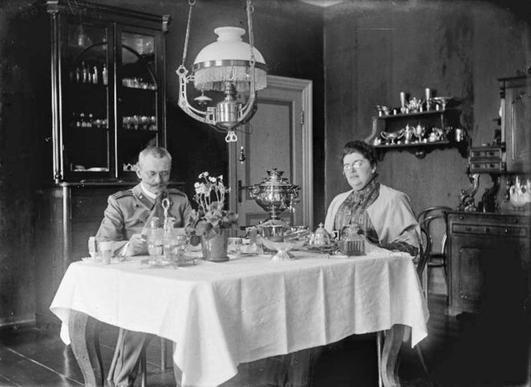 Ernst von Grünewaldt ja tema abikaasa Aleksandra Mäo mõisa söögitoas 1917. aastal