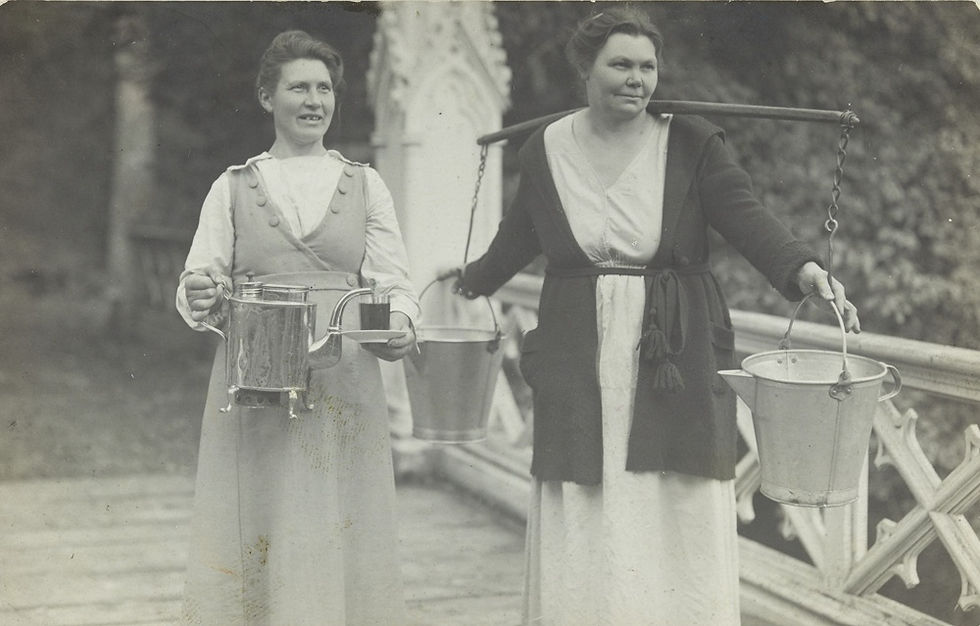 Johan Pitka abikaasa Helene-Maria Pitka Lohu mõisa sillal 1922. aastal Foto: KLM FT 1108:20 F, Eesti sõjamuuseum