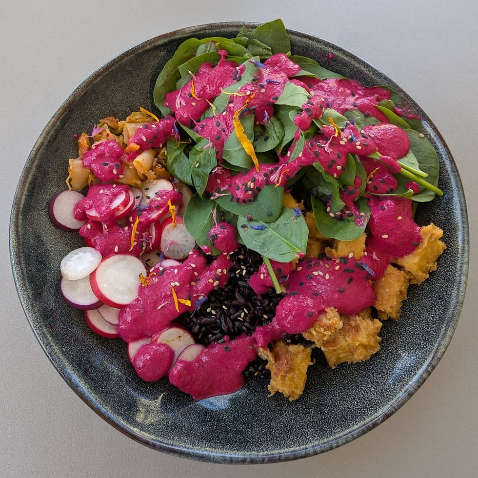 Bunte Tempeh-Schüssel mit Randen-Kefir