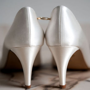 witte zijden pumps met trouwring