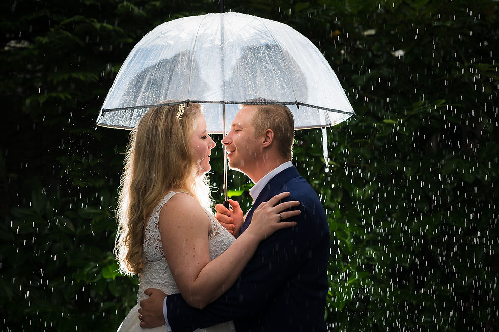 Bruidsfotografie, regen, trouwen, paraplu