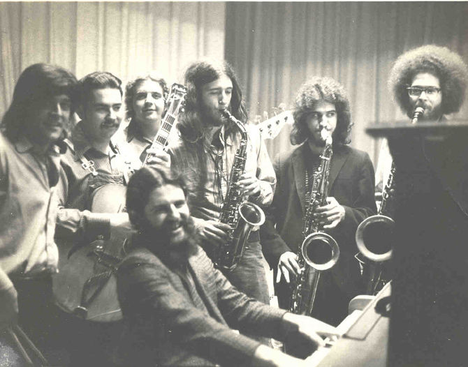 Roomful of Blues (1971) from left: John Rossi, Duke Robillard, Ed Paragoni, Rich Lataille, Greg Piccolo and Doug James with Al Copley in front (Photo: https://www.ripopmusic.org/musical-artists/musicians/duke-robillard/)