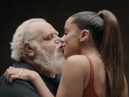 Clips de cantoras famosas dando beijo na boca e sensualizando