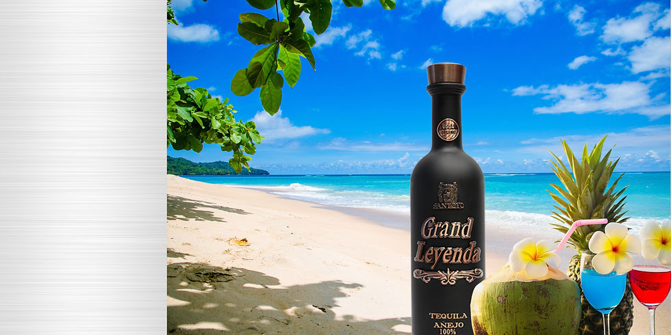 Garrafa de tequila juntamente com coco verde e abaxi e taças com drinks para representar a chegada da Tequila no Brasil