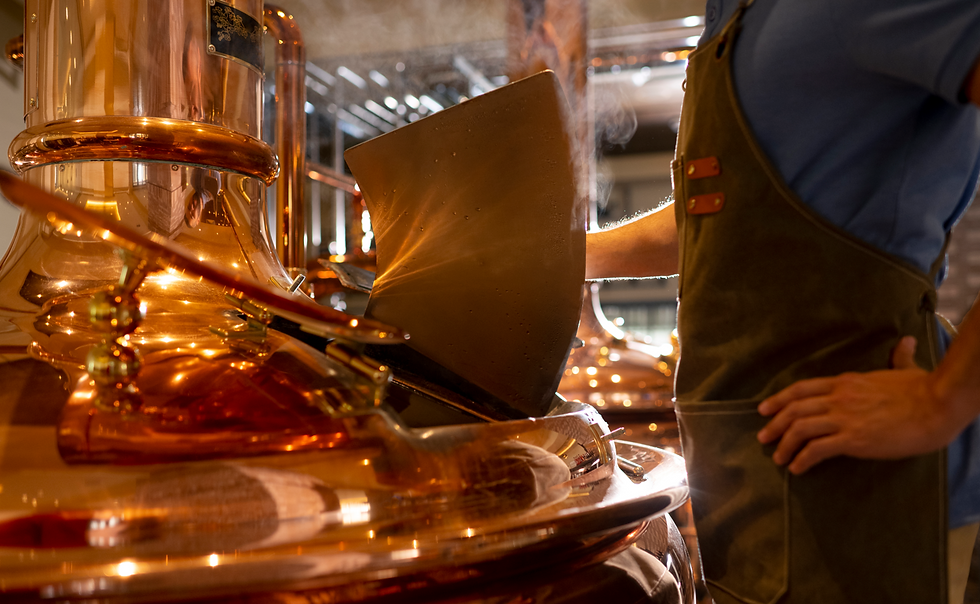 Processo de fermentação da tequila em alambiques de cobre.