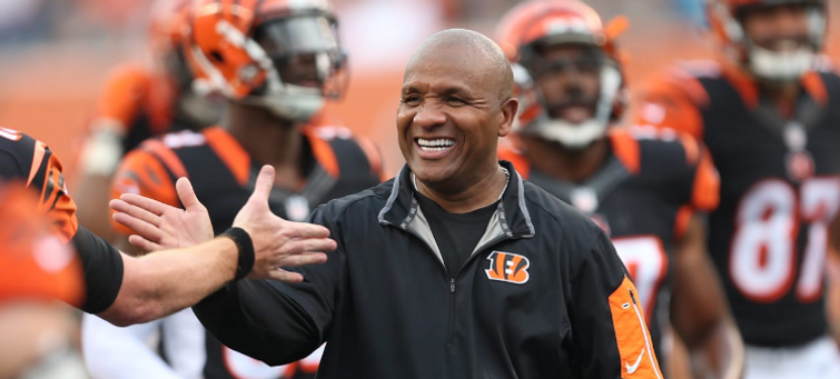 Astro de futebol americano NFL, parceiro da Grand Leyenda, na beira do campo em um jogo NFL