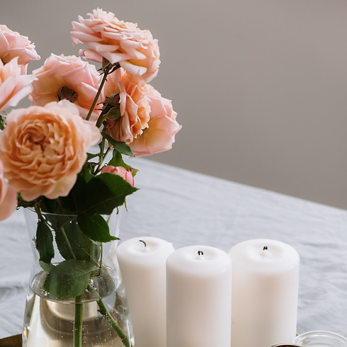 flores y velas como decoración en joy of tantra