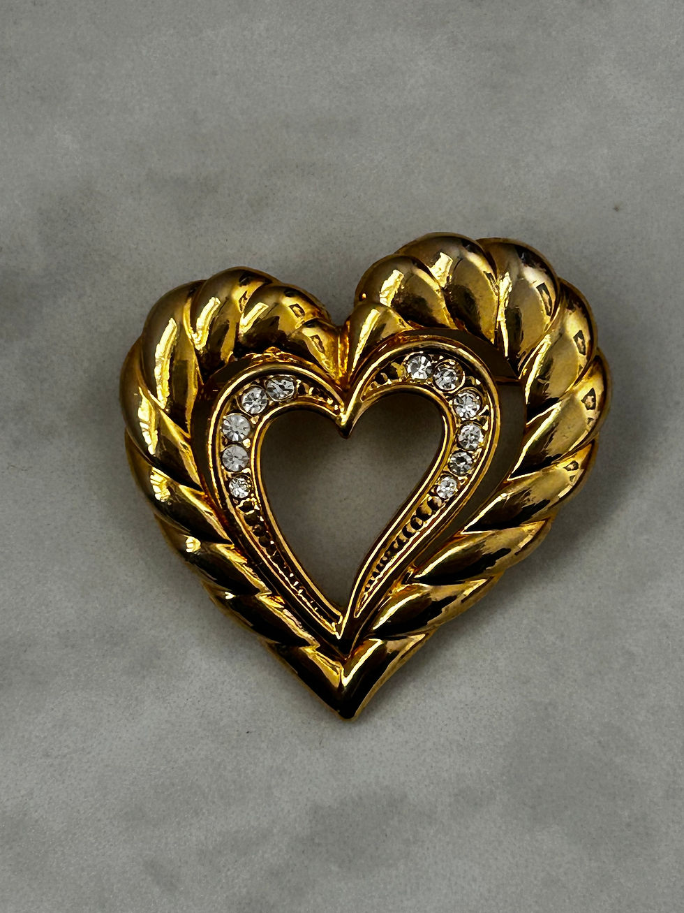 סיכת דש לב חלול ציפוי זהב וינטג׳ 