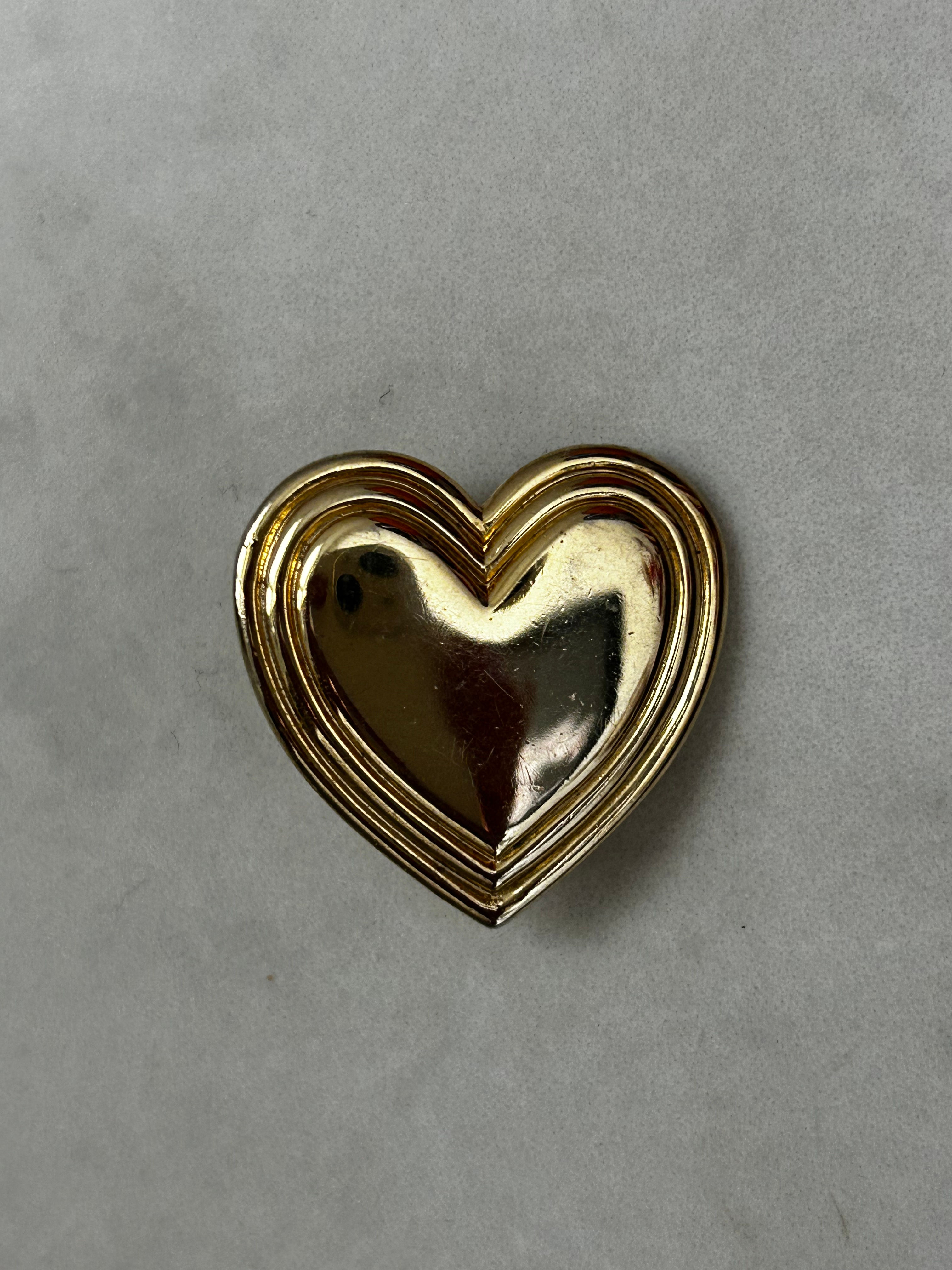 סיכת דש לב מוזהב 