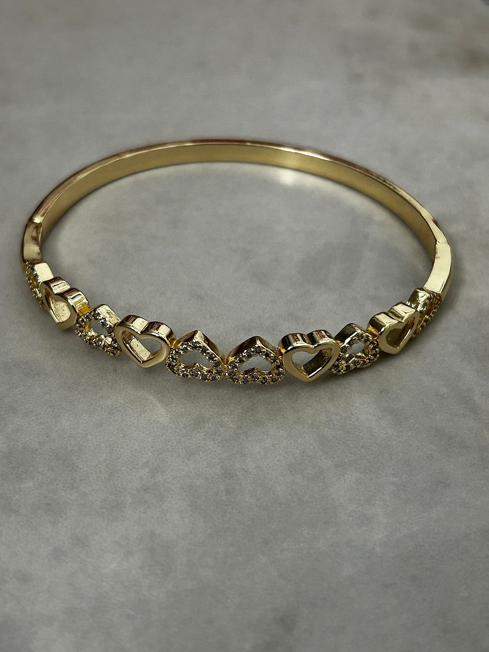 צמיד קשיח לבבות זרקונים חלול מוזהב