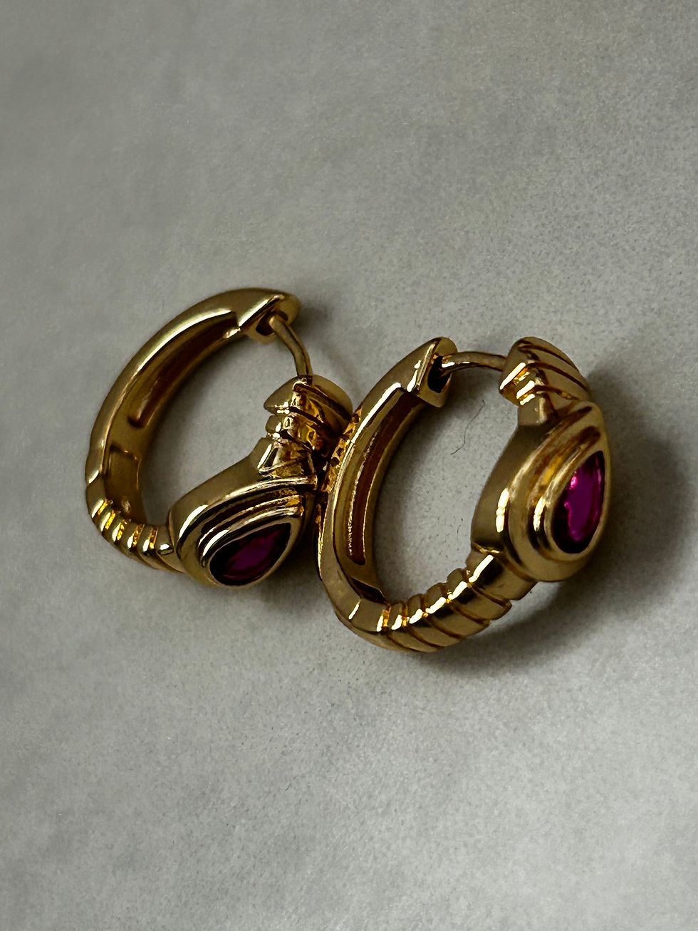 עגילי חישוק טיפה רובי ציפוי זהב 