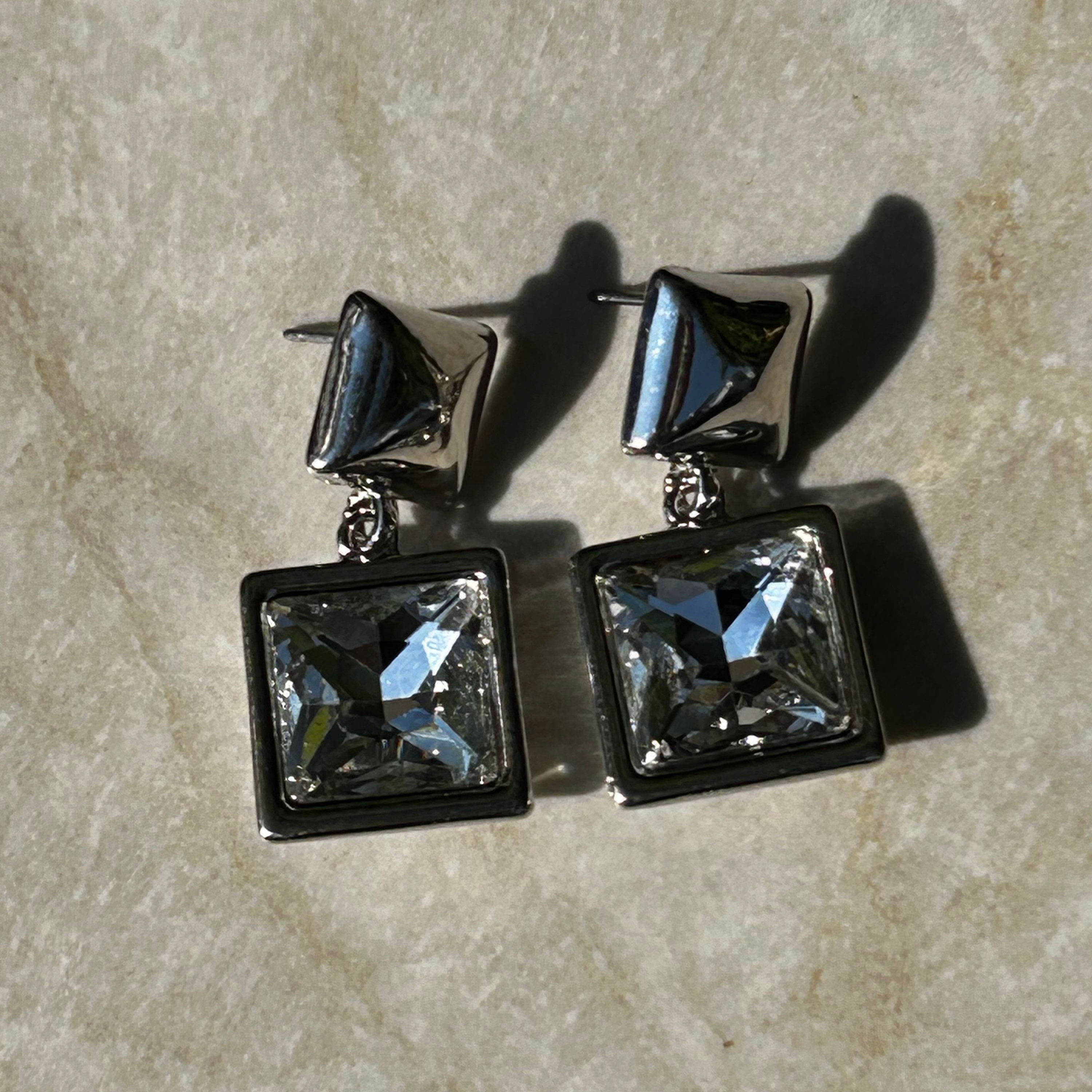 עגילי חור דמוי זרקון מוכספים מרובעים