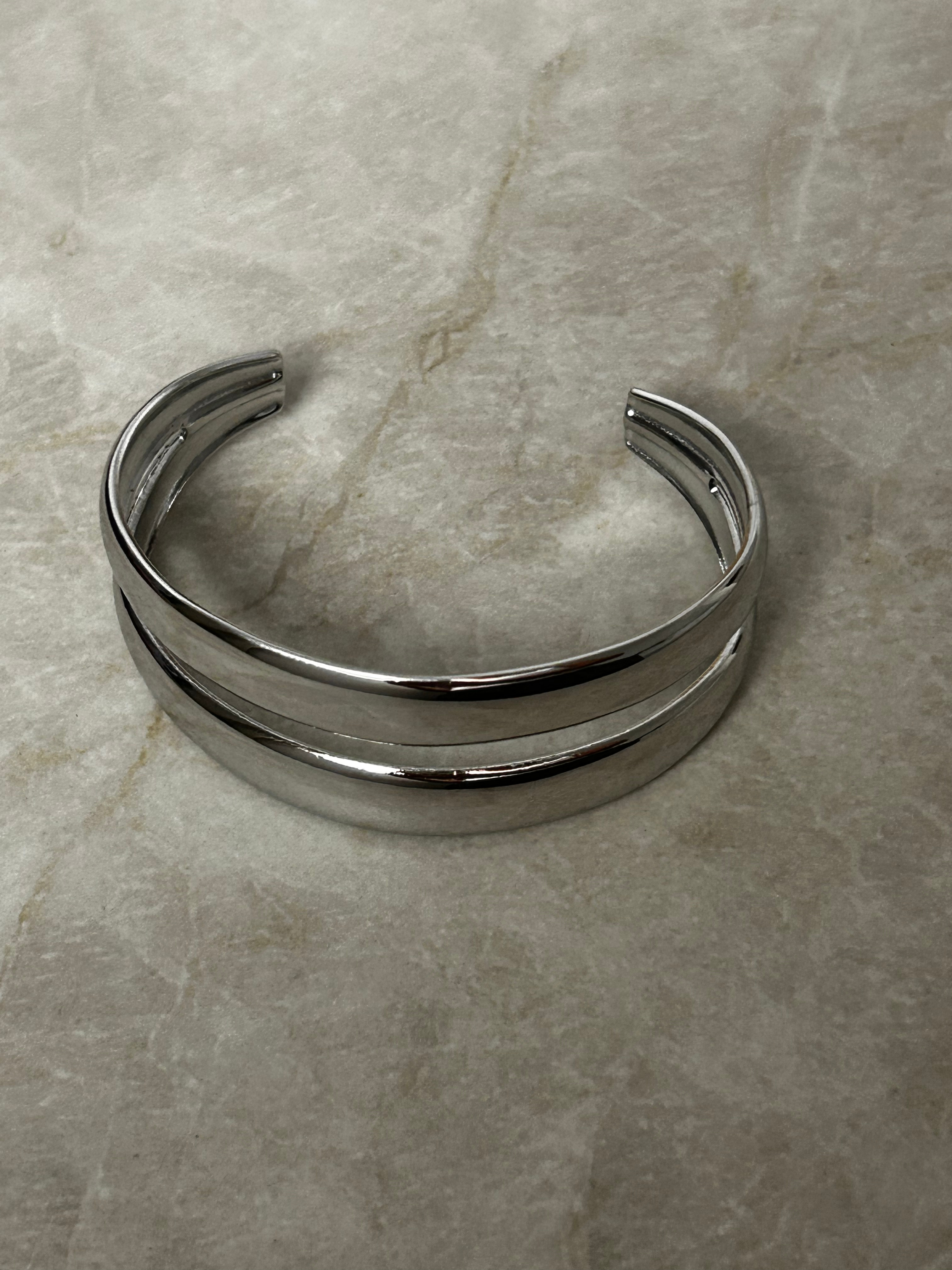 צמיד פסים כפול מוכסף ס.סטיל