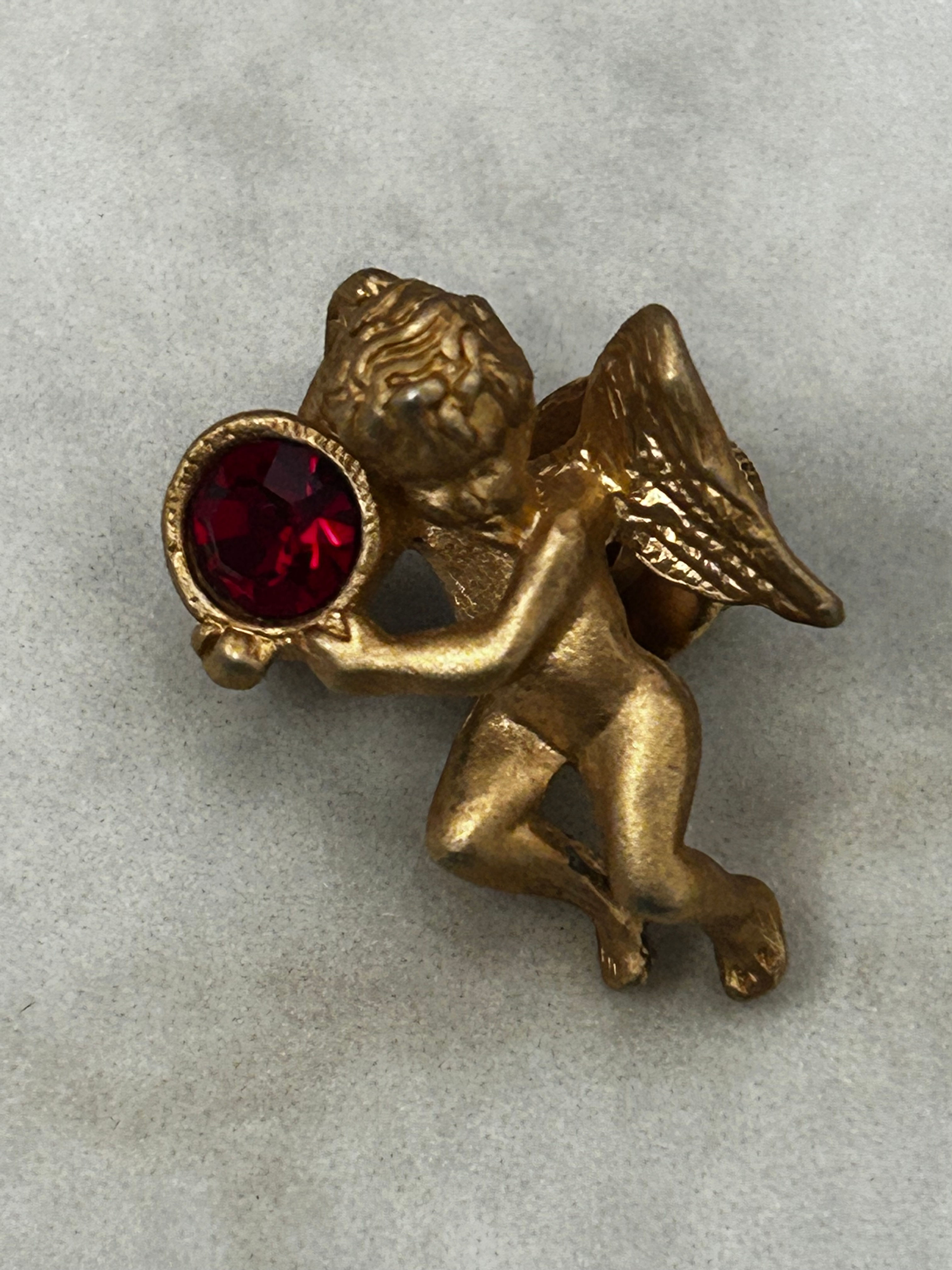 סיכת דש מלאך Avon דמוי רובי וינטג׳