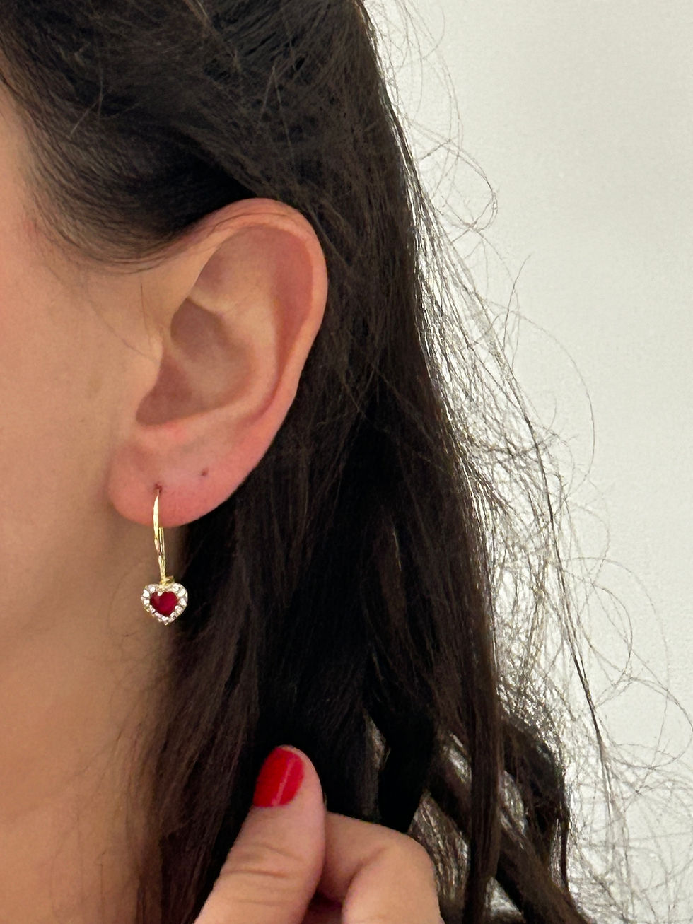 תמונה ממוזערת: עגילי לב אדום זרקונים מוזהבים