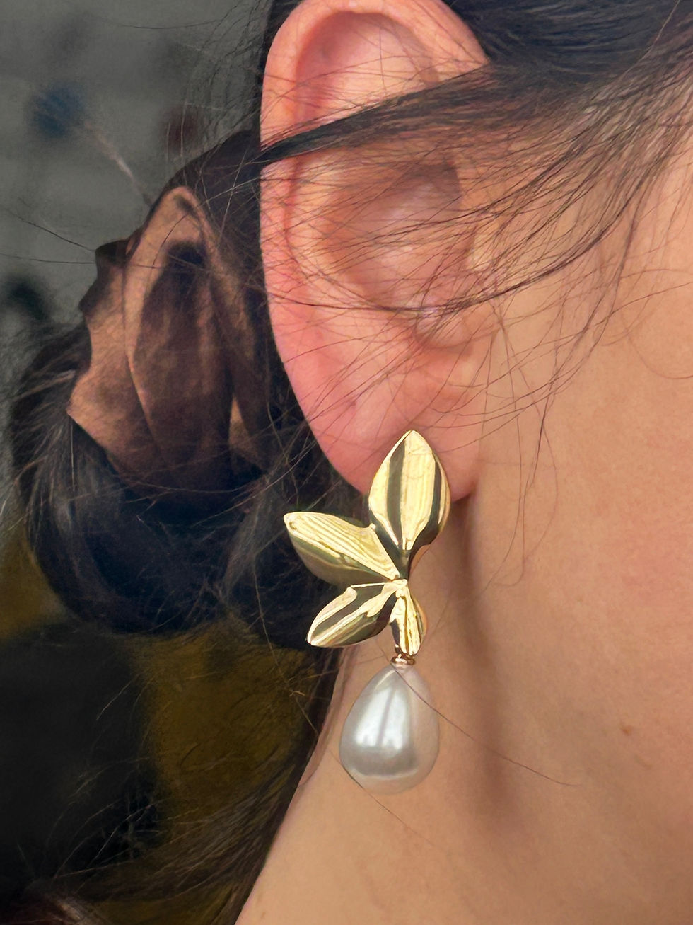 תמונה ממוזערת: עגילי עלה מוזהב טיפת פנינה